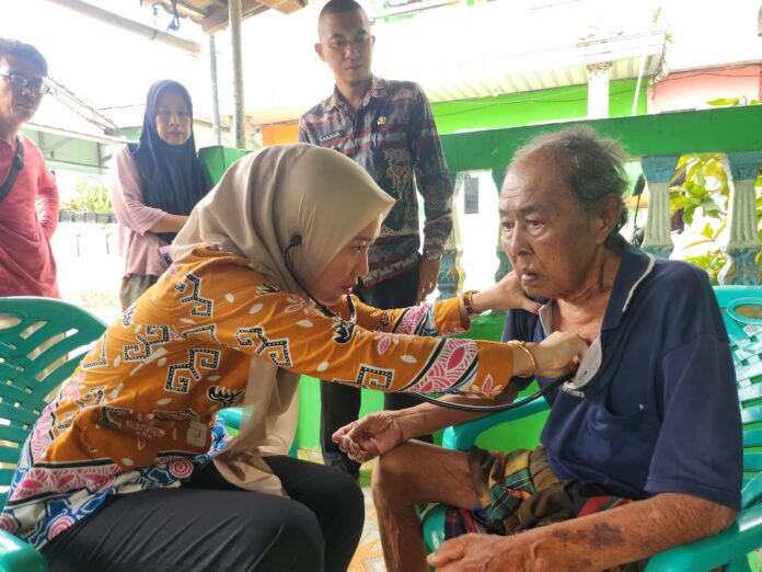 Pekerja melakukan renovasi rumah warga lanjut usia dalam program bedah rumah di Kampung Ambon, Jakarta Barat.