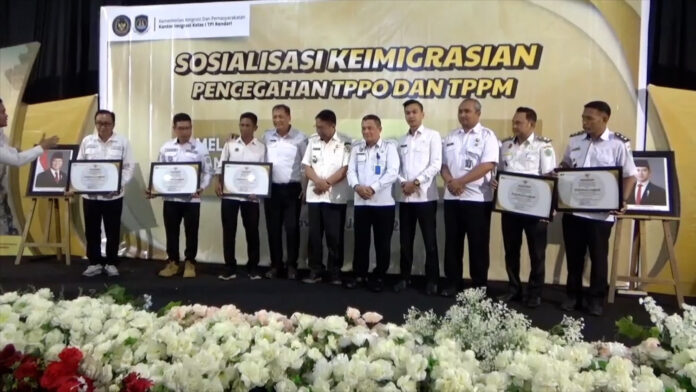 Sosialisasi pencegahan TPPO oleh Imigrasi Kaltim dan Kemenkumham Kaltim bersama warga pedesaan.