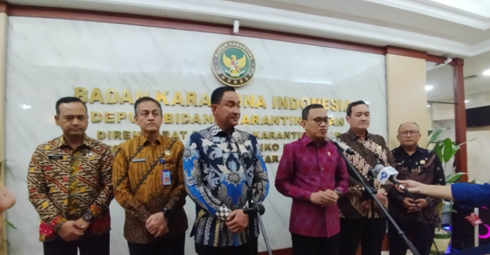 Petugas BNNP Kalimantan Utara melakukan pengawasan di wilayah perbatasan untuk mencegah penyelundupan narkoba.