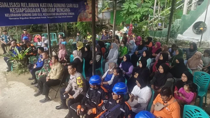 Warga dan relawan mengikuti pelatihan mitigasi bencana dalam Program Desa Siaga Bencana dari PLN UIP KLT di Balikpapan.