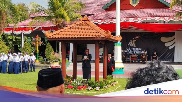 Bupati Bulungan Syarwani memimpin upacara peringatan Hari Sumpah Pemuda di Universitas Kaltara.