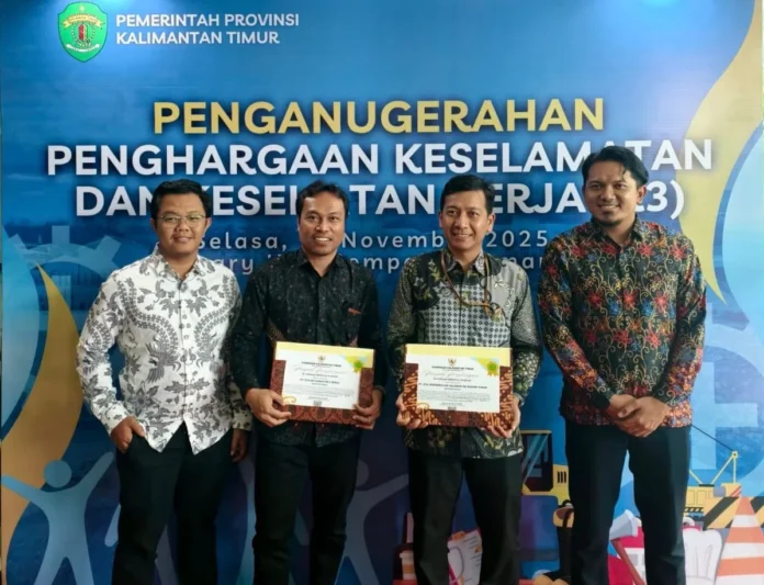Perwakilan PLN UIP KLT menerima penghargaan Juara 2 Zero Accident HSSE Award 2026 di Jakarta.